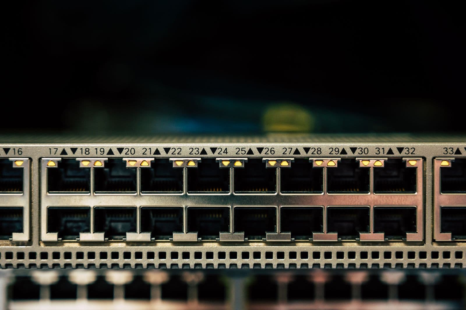 Close-up van een netwerkswitch met aangesloten Ethernet-poorten